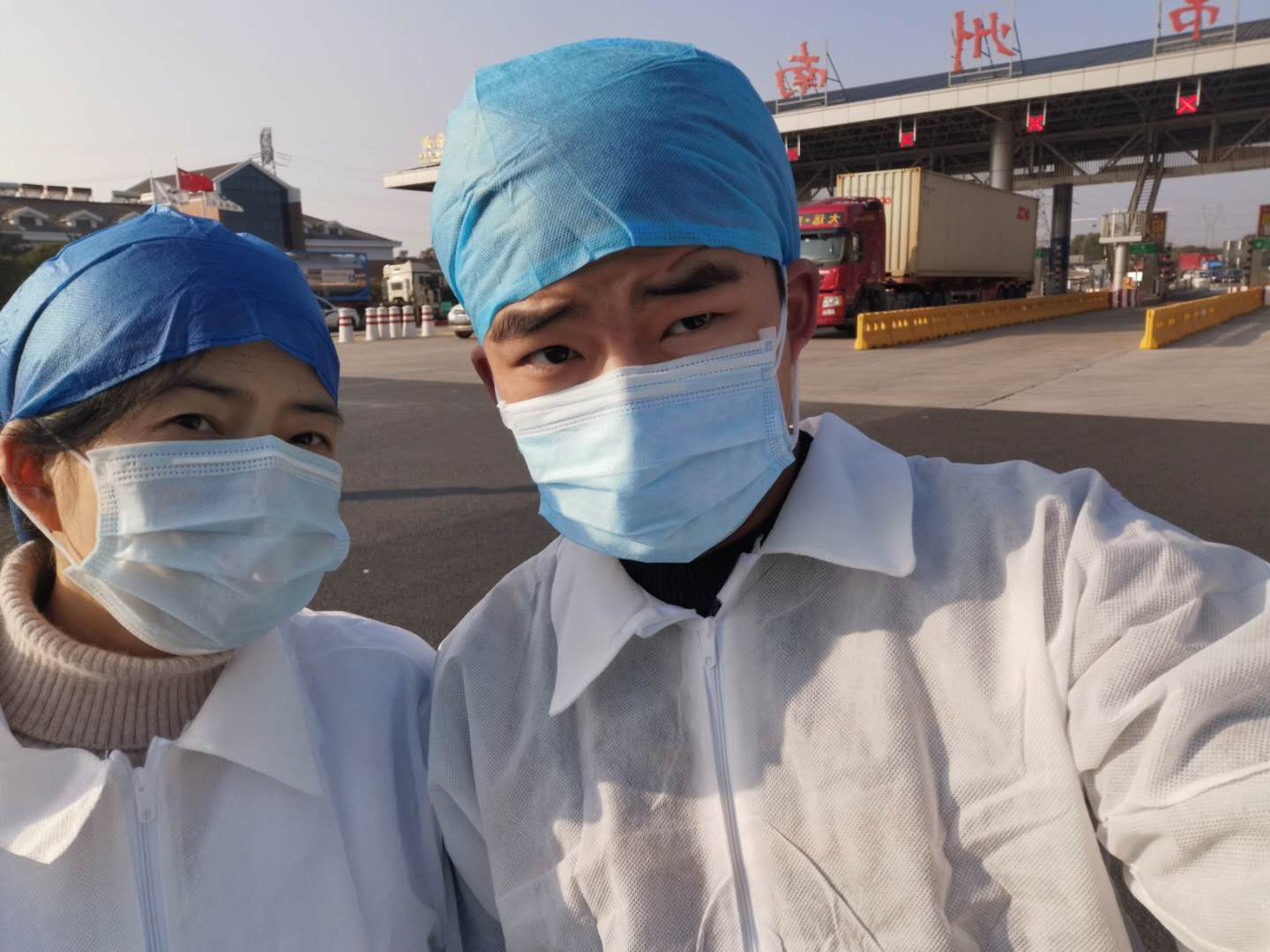 金天和妈妈在一起抗疫(守锷书院提供)