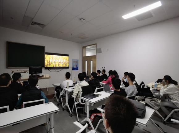 观影过程照片1（共17人包括摄影者）